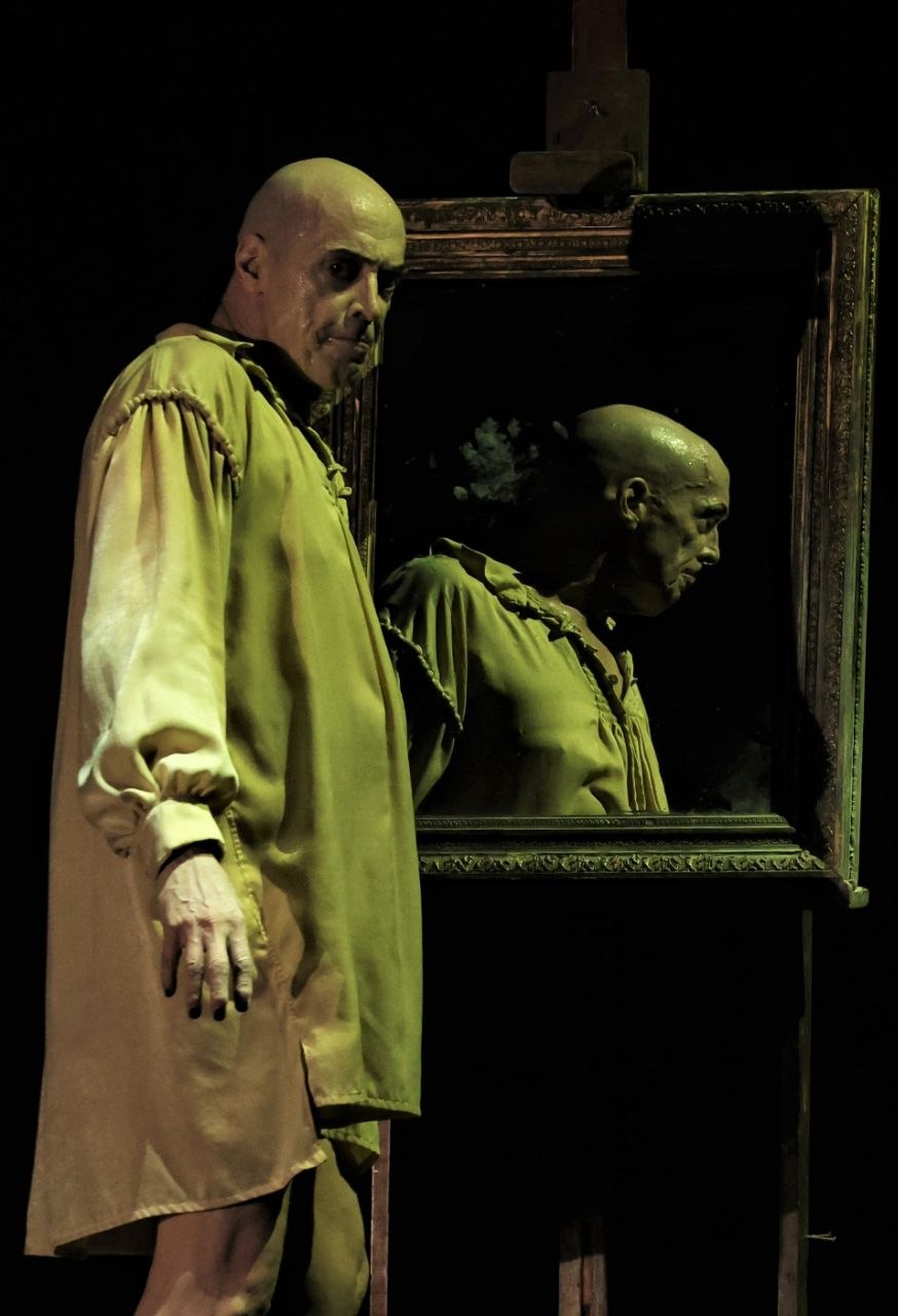 Pompeyo Audivert junto al espejo en Habitación Macbeth, con su perfil reflejado.