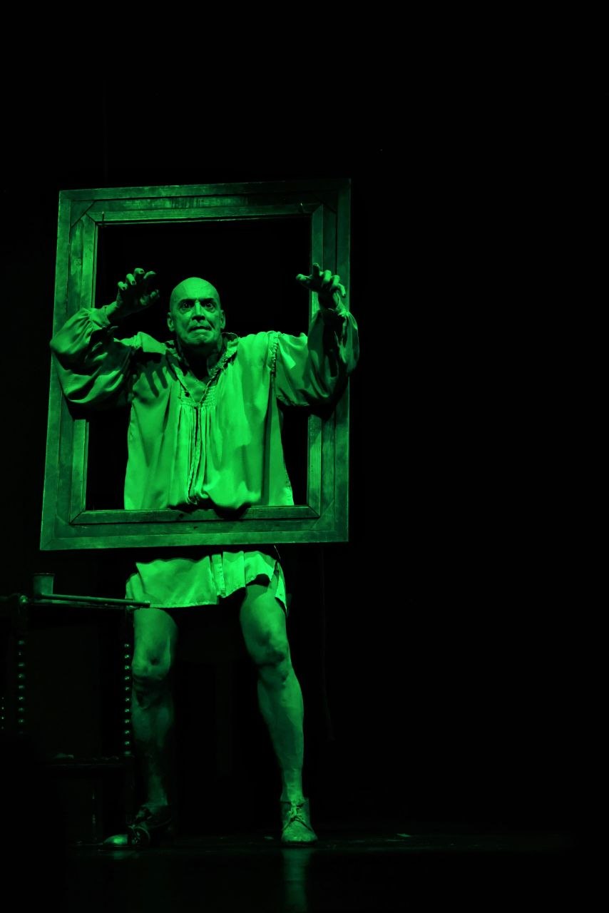 Pompeyo Audivert dentro de un marco bajo luz verde en Habitación Macbeth.